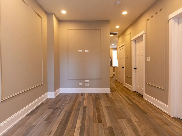 Pf-Arg, 2850 W Barry Series — Photo 14
