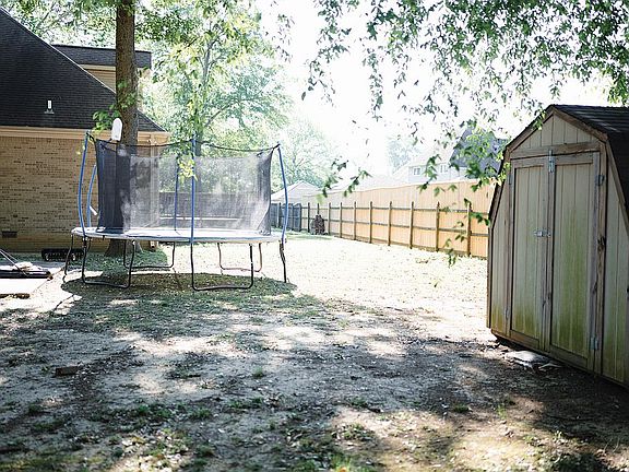 5th image of 1704 Woodside Dr