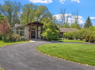 11217 N Lake View Pl, Mequon, WI 53092