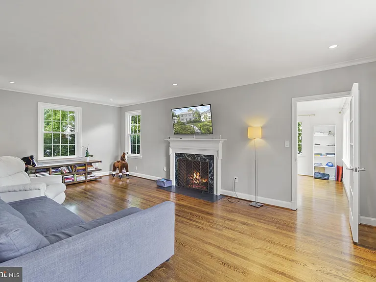 3901 Woodbine St — Photo 3