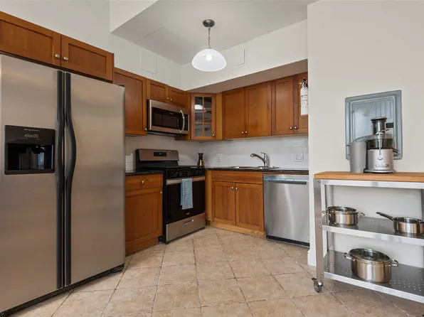 300 Communipaw Avenue image 5 of 28