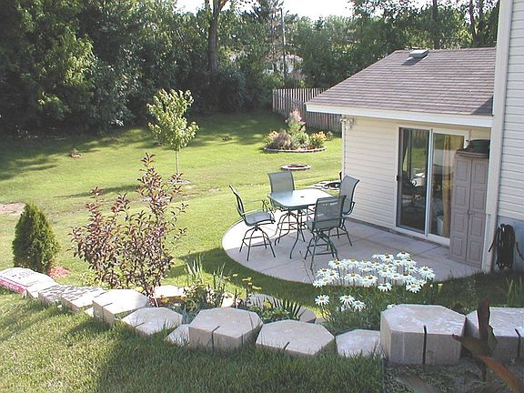 landscaped yard/patio area