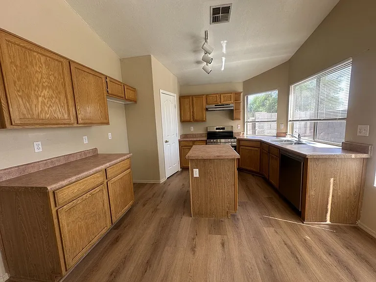 339 N Ocean Dr — Photo 11