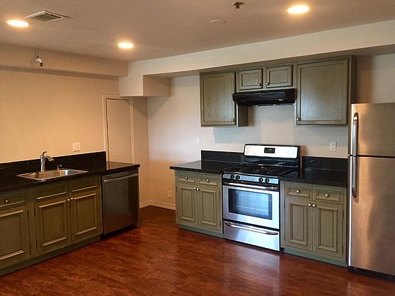 3rd image of 1000 Wisconsin St #4