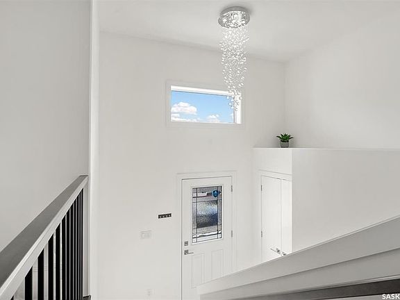4th image of 222 McArthur Cres