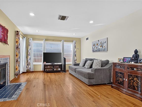 4th image of 18809 Vanowen St