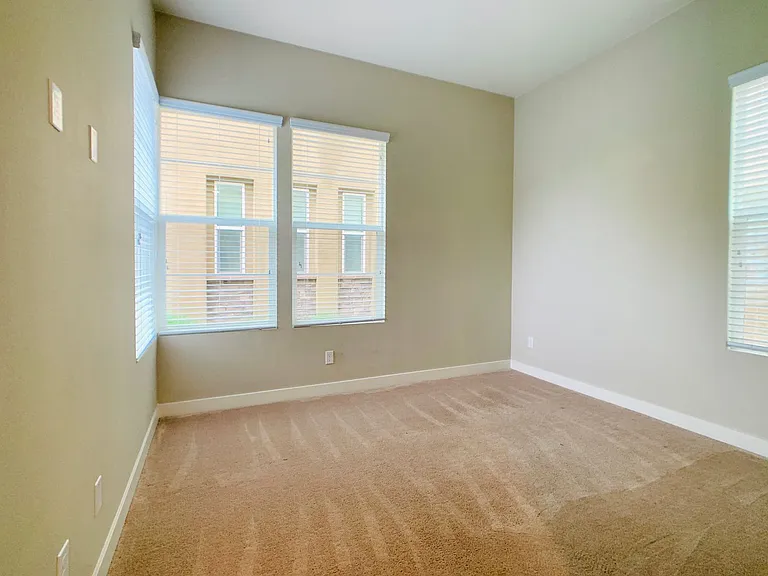810 Beacon — Photo 3