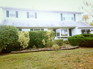 168 Matthews Rd, Oakdale, NY 11769