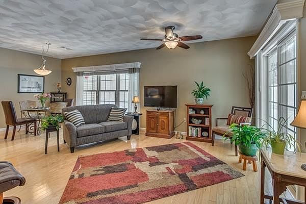 1st image of 305 Diane Cir