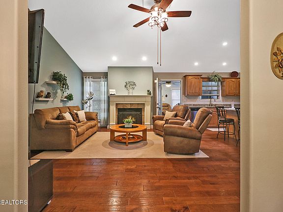 3rd image of 115 Glenwood Dr