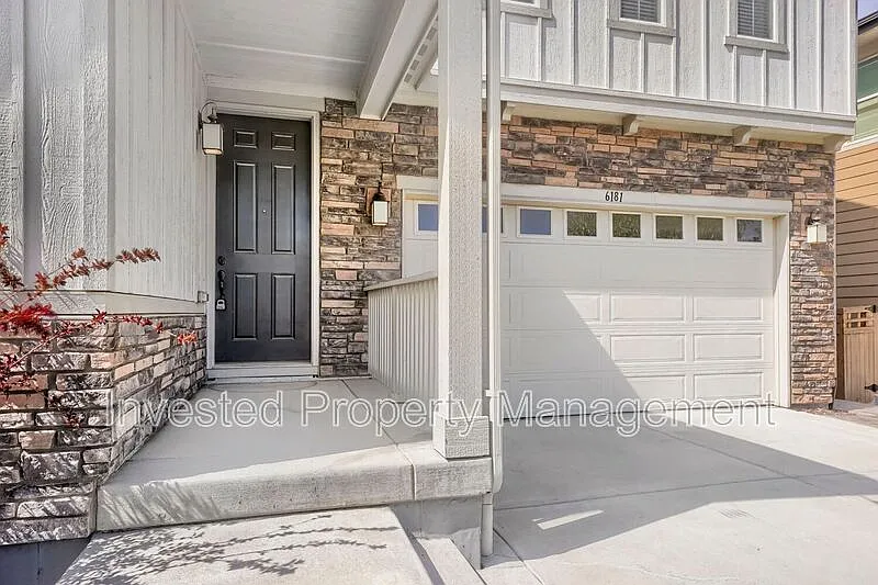 3 bed, 2.5 bath, 2282 sqft, $3,200 — Photo 3