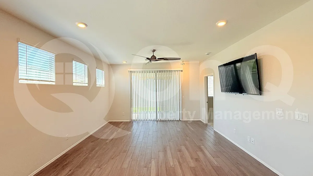 3 bed, 2.0 bath, 1374 sqft, $2,150 — Photo 2