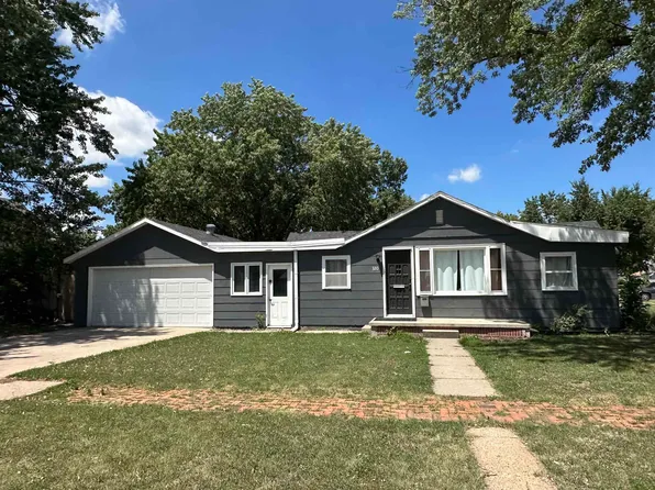 320 E 27th St, Kearney, NE 68847
