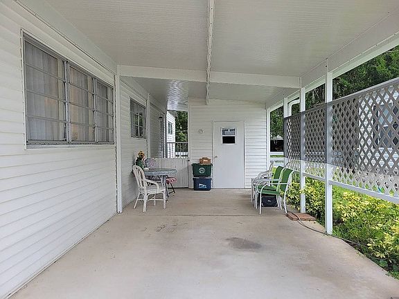 2nd image of 811 E Colonial Cir