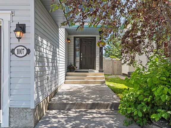 4th image of 1007 Macewan Close SW