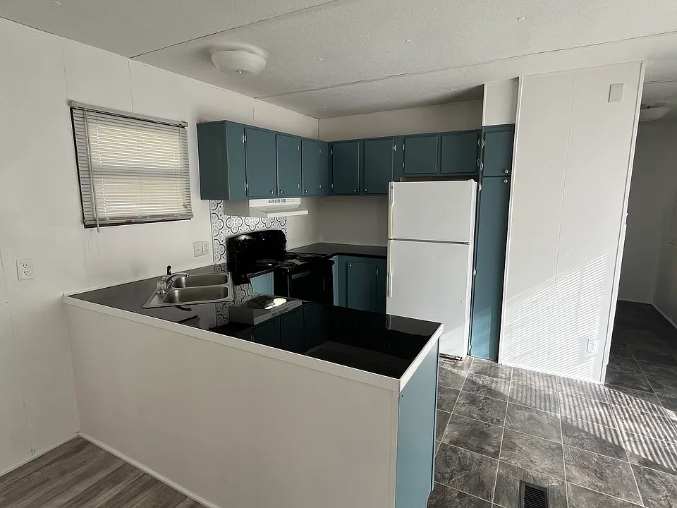 211 Sunset St NW #9