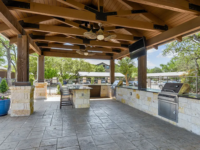 Platinum Shavano Oaks — Photo 11