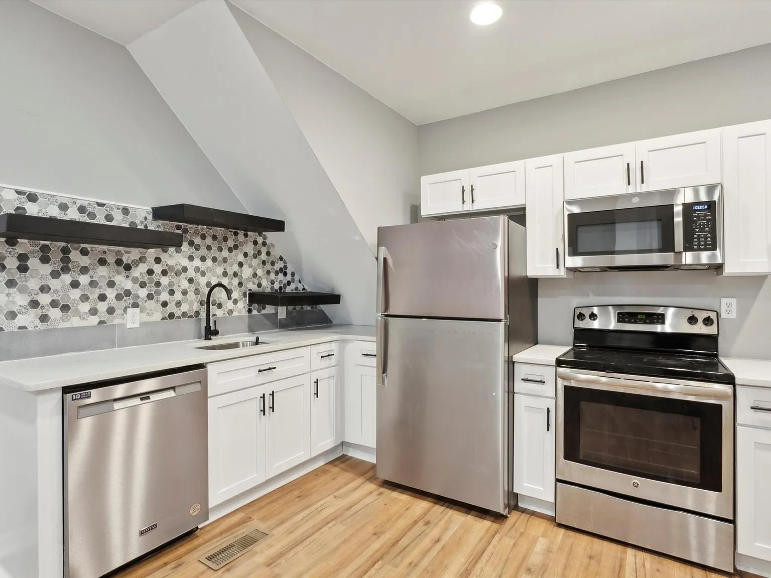 4 bed, 1500 sqft, $2,250 — Photo 2