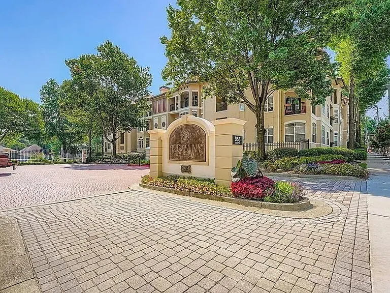 Very well-maintained buildings and public spaces, built in 1996. Artistic, Mediterranean-themed landscaping and architecture throughout.