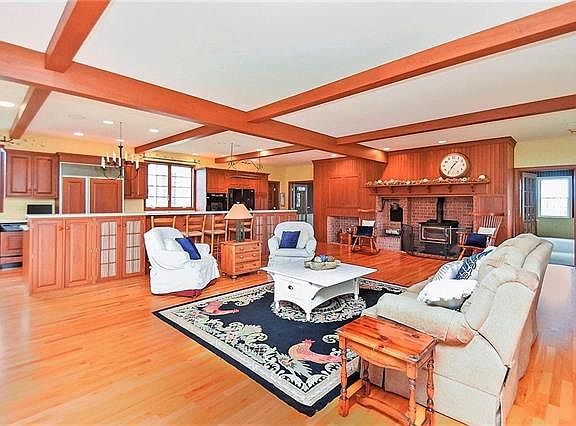3rd image of 1160 Estate Dr