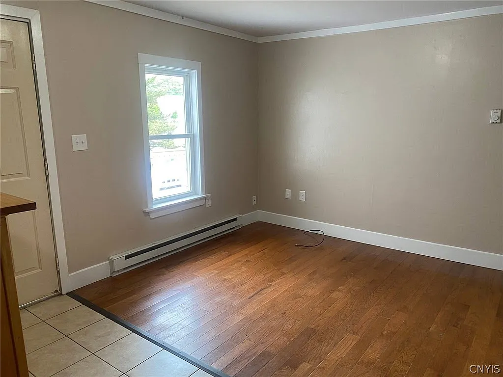 2 bed, 1.0 bath, 800 sqft, $1,050 — Photo 3