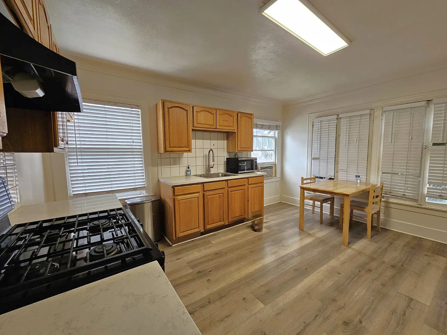 3 bed, 880 sqft, $2,275 — Photo 3