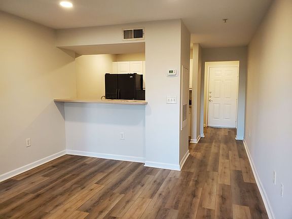 3rd image of 70 Helmsman Way APT 1411