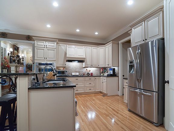 4th image of 260 Stillmeadow Cir