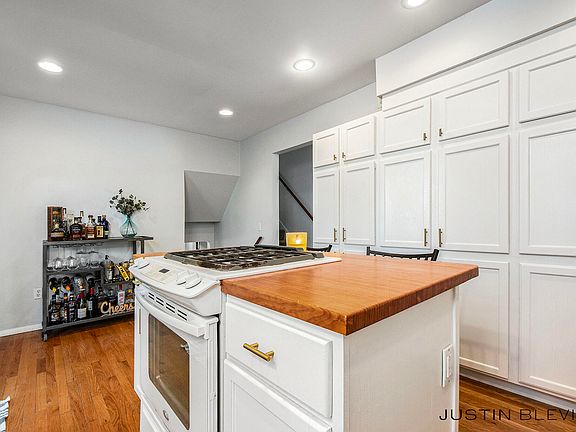 4th image of 5481 Rockbluff Dr NE