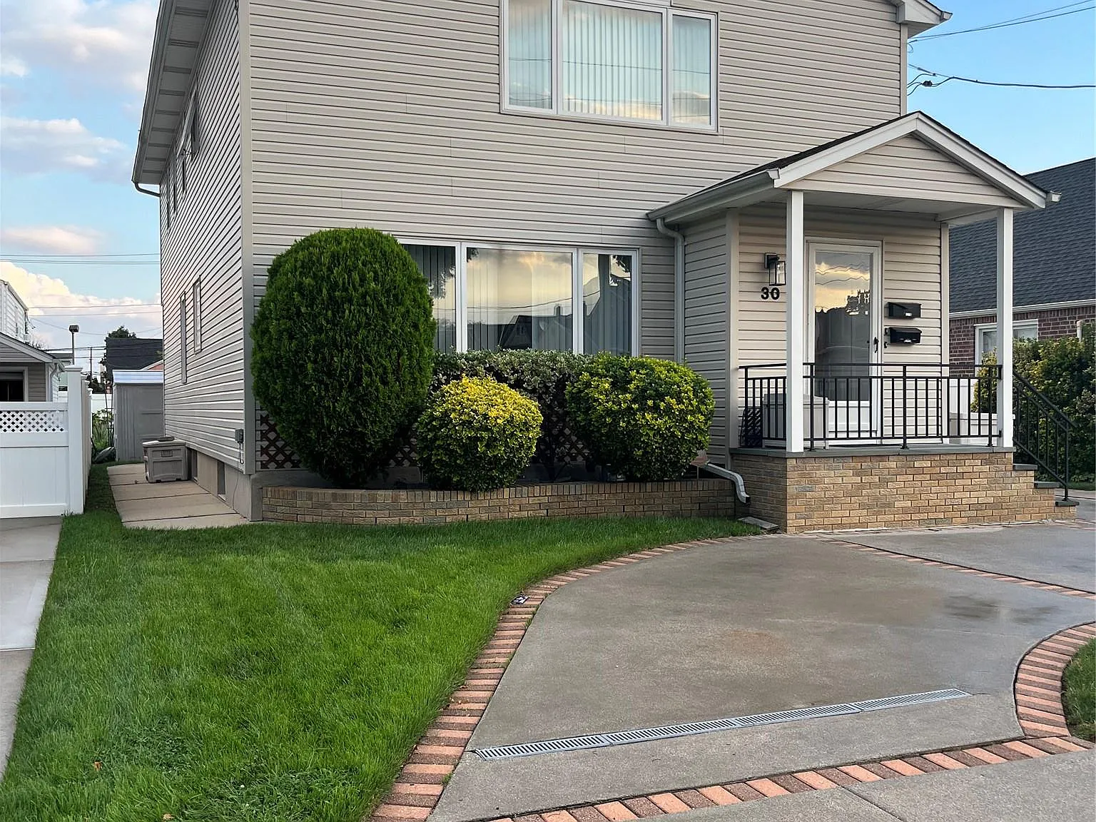 3 bed, 1.0 bath, 2324 sqft, $3,500 — Photo 2