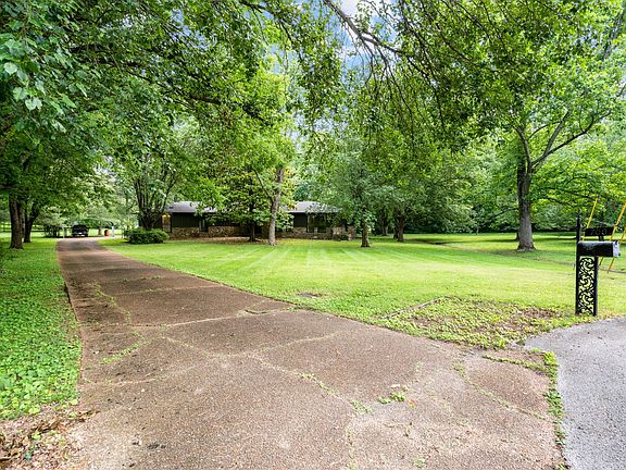 2nd image of 700 Nesbitt Ct