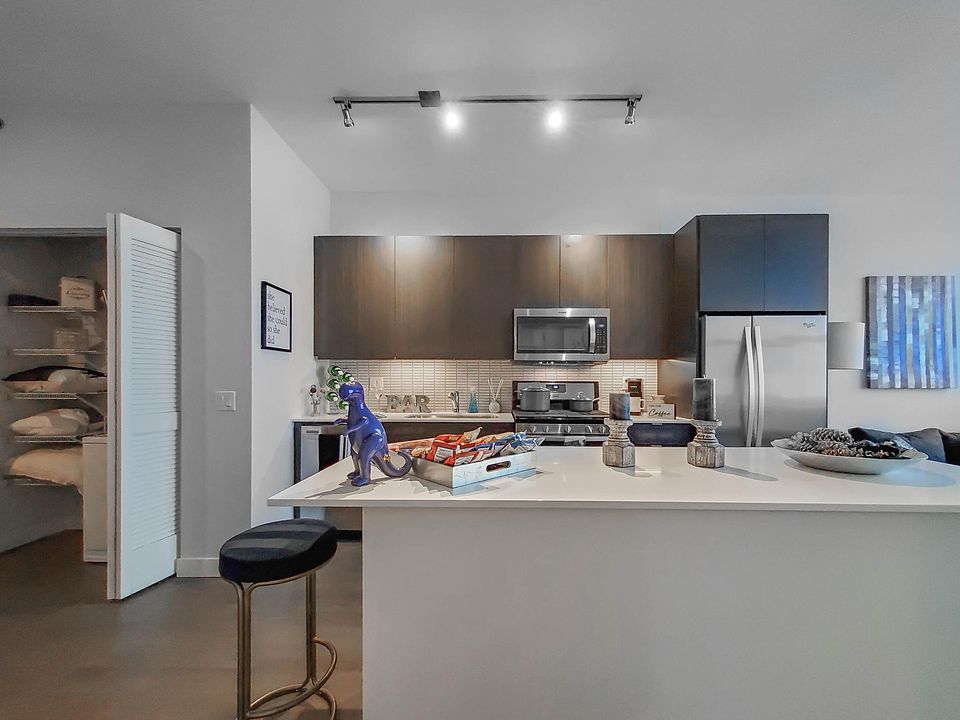 1st image of 1009 S Clark St #1517