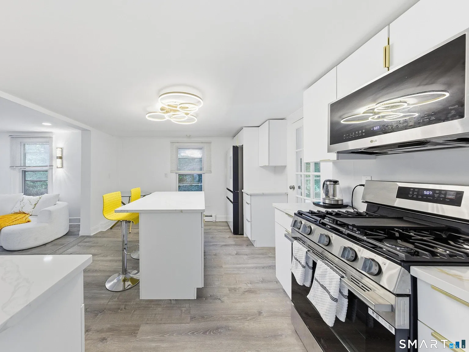 2 bed, 1.0 bath, 977 sqft, $2,950 — Photo 2