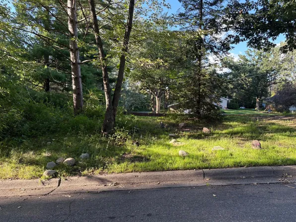 493 Robert Ct, Willernie, MN 55090