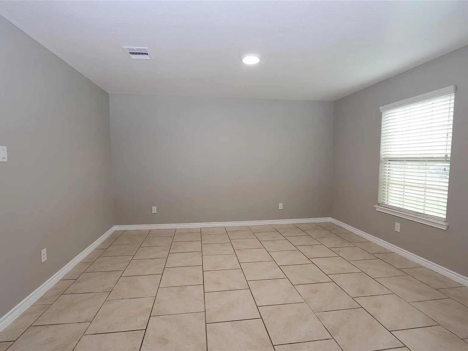 4 bed, 3.5 bath, 2545 sqft, $2,700 — Photo 2