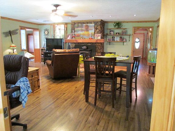 4th image of 306 East Dr