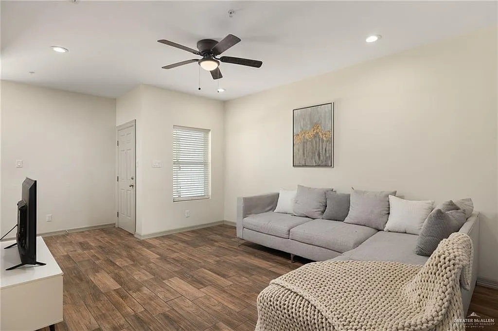3 bed, 2.0 bath, 1364 sqft, $1,500 — Photo 2
