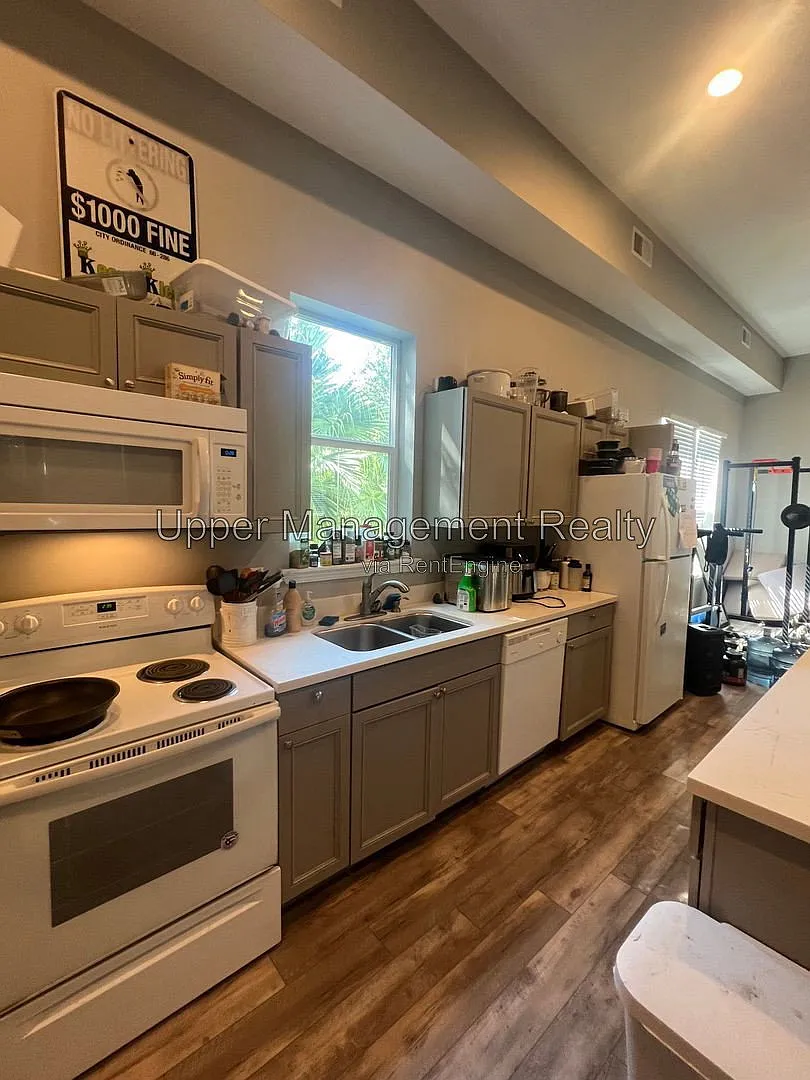 5 bed, 2.5 bath, $7,250 — Photo 2