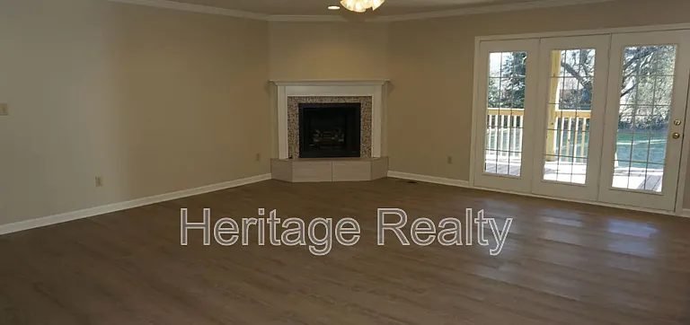 867 Westgate Dr — Photo 5