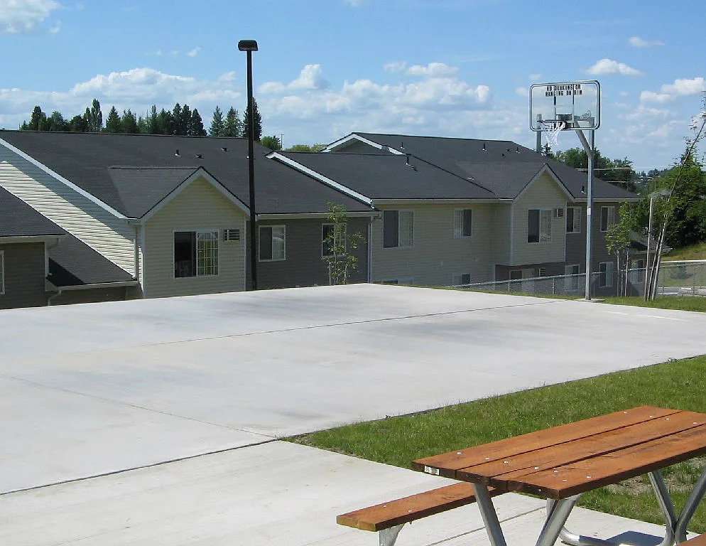 Creekside Apartments — Photo 2