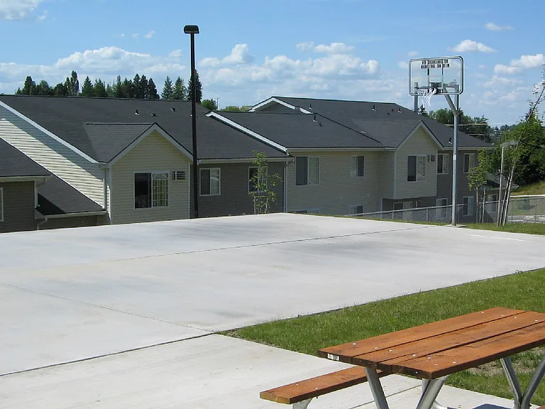 Creekside Apartments — Photo 2