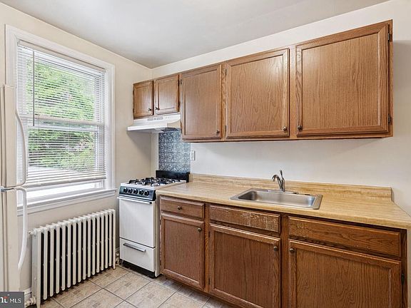 5th image of 902 Elm Ridge Ave