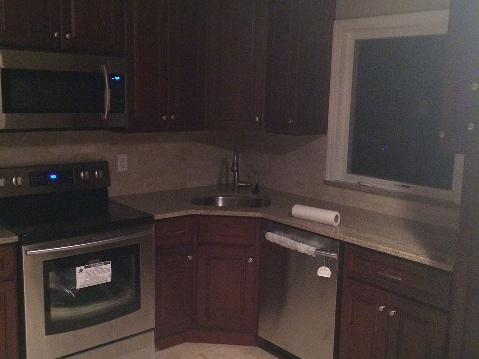 2nd image of 171 Van Buren St
