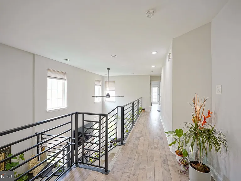 16 Buckingham Pl — Photo 33