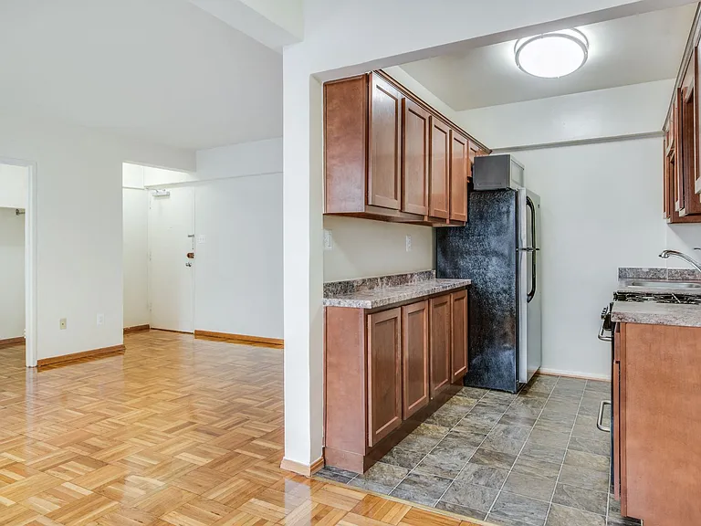 One-bedroom kitchen and living room