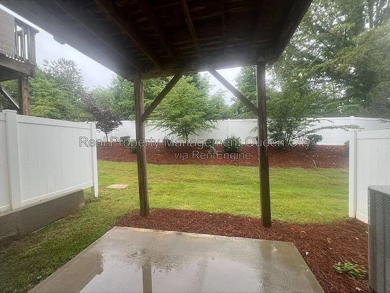 2407 Lazette Dr — Photo 9