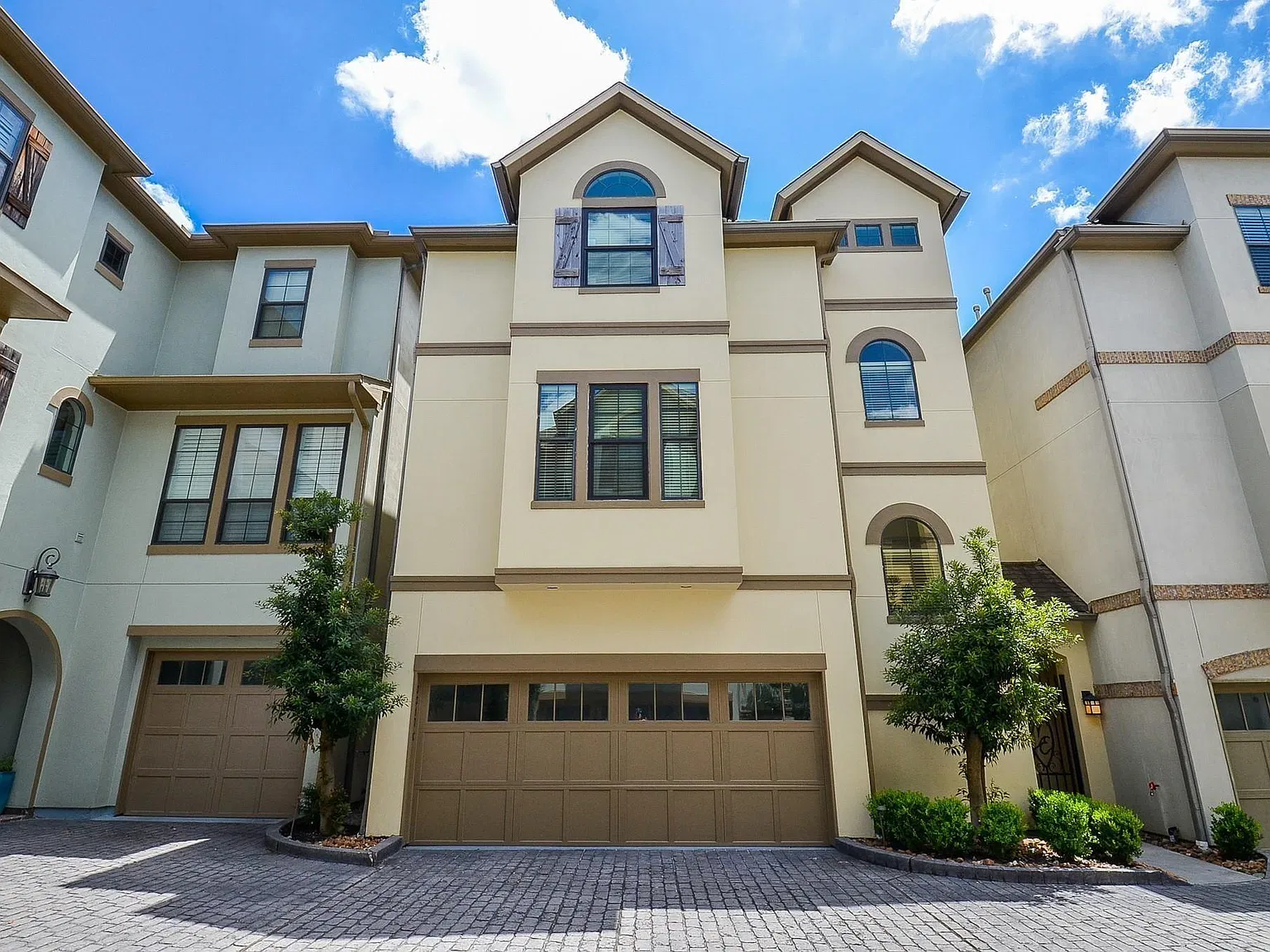 4 bed, 3.5 bath, 3412 sqft, $5,490 — Photo 2