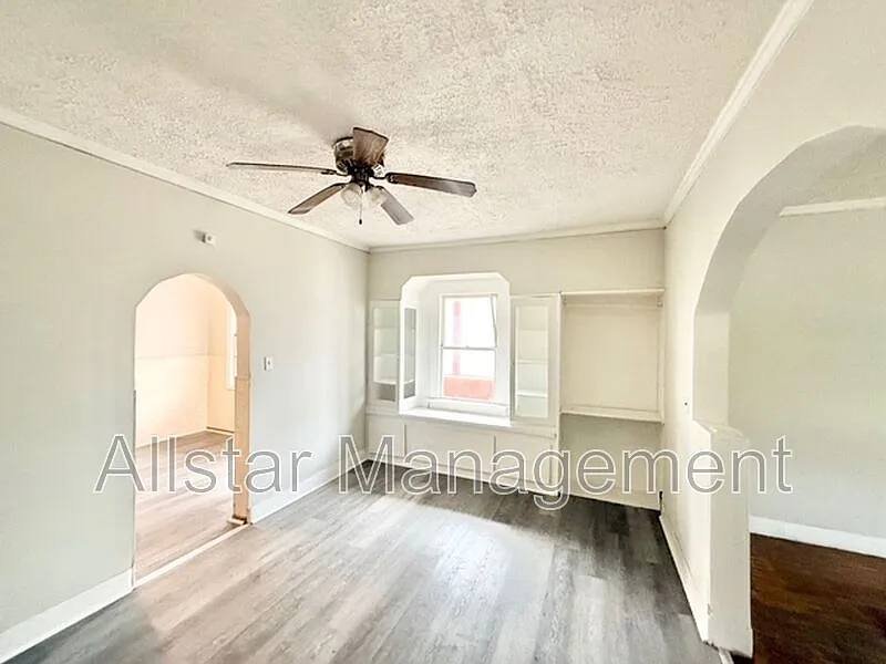 3 bed, 1.0 bath, 1300 sqft, $975 — Photo 2