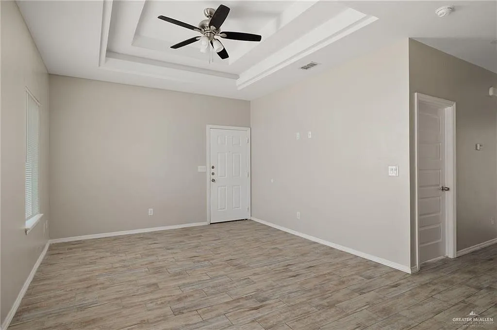2 bed, 2.0 bath, 2410 sqft, $1,000 — Photo 4