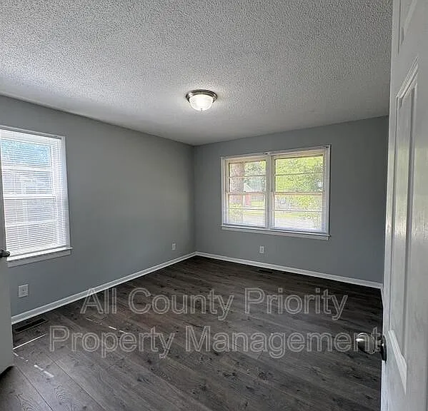 513 W Jones Ave — Photo 7